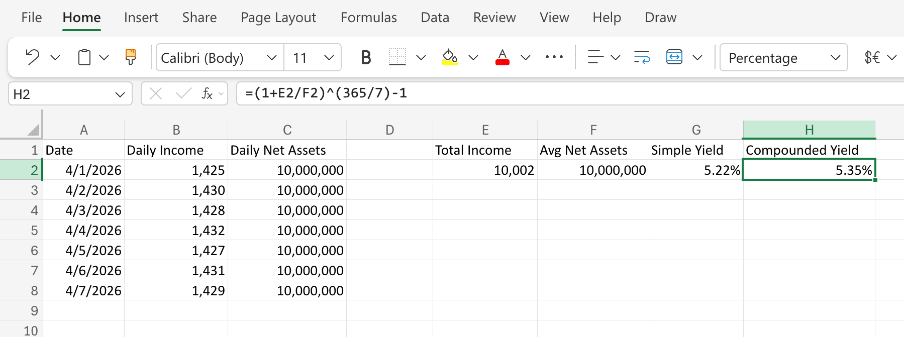 Excel 工作表,A-C 列为每日日期、收入与资产净值,E2 为 7 日总收入,F2 为平均资产净值,G2 为简单 7 日收益率,H2 为有效 7 日收益率,公式栏显示 =(1+E2/F2)^(365/7)-1
